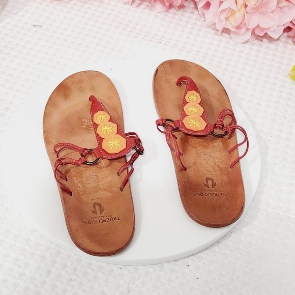 TRUE Religion Women's Leather Tan and Red Sandals Size 8 - Picture 3 of 9